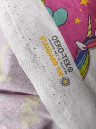 Tela rosa con unicornios y castillos