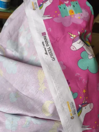 Tela rosa con unicornios y castillos