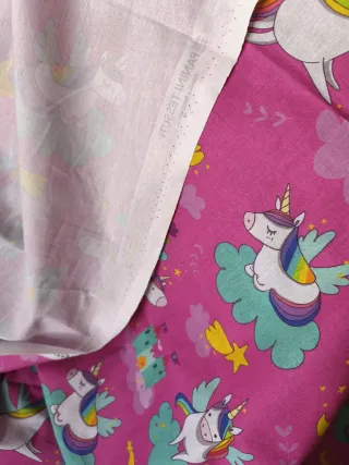Tela rosa con unicornios y castillos