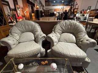 CONJUNTO DE SILLONES DE CUERO GRIS Chesterfield