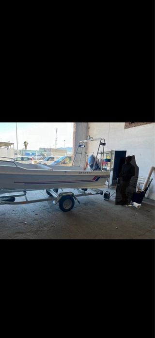 Barco con remolque y motor Yamaha 40 caballos