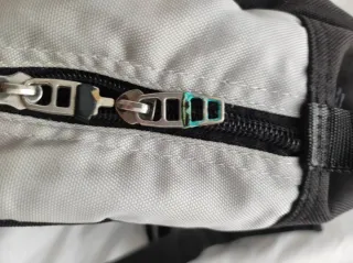 Mochila pequeña Adidas negra y gris
