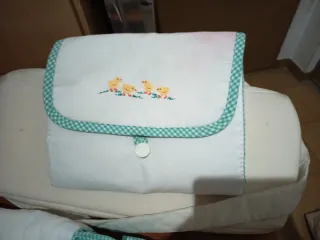 Canastilla con bolsa maternidad, saco y cambiador