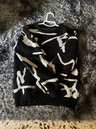 Jersey negro con estampado abstracto