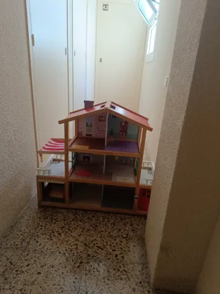 Casa de muñecas de madera