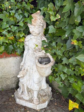 Escultura de niña con cesta