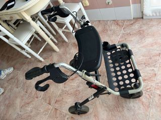 Andador con cesta y asiento