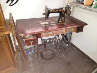 Máquina de coser Alfa antigua