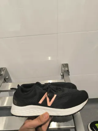 Zapatillas New Balance Negras y Rosas