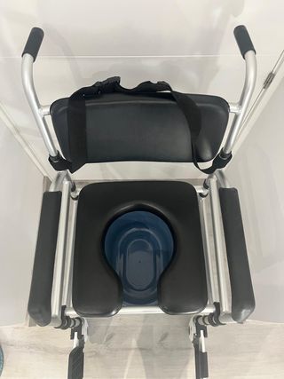 Silla de baño con ruedas y cubo