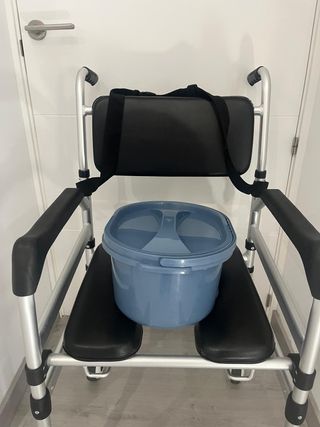 Silla de baño con ruedas y cubo