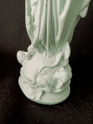 Virgen María estatua rezando