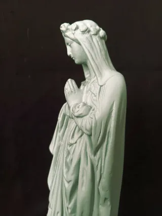 Virgen María estatua rezando