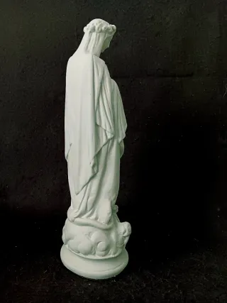 Virgen María estatua rezando