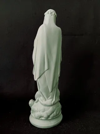 Virgen María estatua rezando