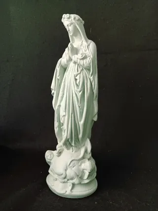 Virgen María estatua rezando