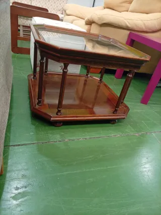 Mesita de centro de madera y cristal