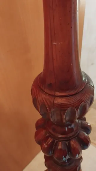 Lámpara de pie antigua de madera tallada.