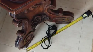 Lámpara de pie antigua de madera tallada.