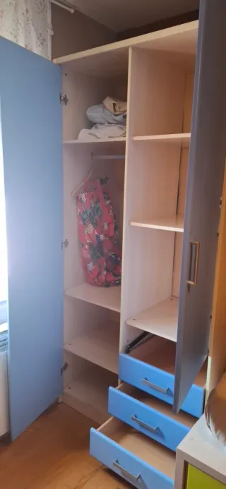 Armario y cama con cajones muy espaciosos y practi