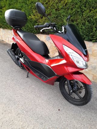 Honda PCX 125cc Scooter Roja