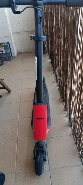 Patinete eléctrico rojo