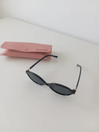 Gafas de sol Miu Miu negras