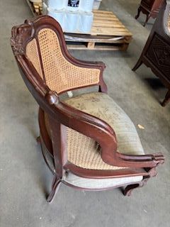 Butaca clásica de madera y mimbre