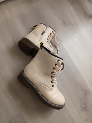 Botas beige con cordones