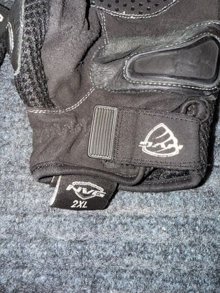 Guantes de moto negros con protecciones