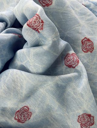 Tessuto Misto Cotone con Rose Ricamate