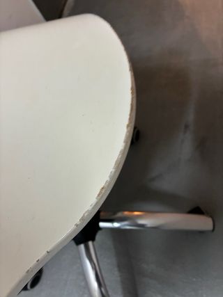 Silla de escritorio blanca con ruedas