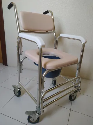 Silla de baño con ruedas y reposapiés