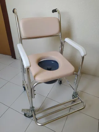 Silla de baño con ruedas y reposapiés