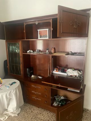 Armario de madera con detalles tallados