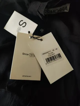 Blusa SIMORRA negra volantes semitransparente XXL
