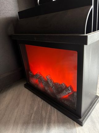 Chimenea decorativa con luz LED asemeja llamas