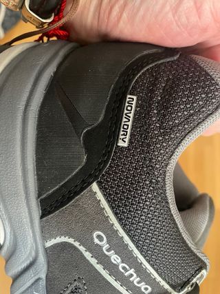 Zapatillas trekking Quechua grises y negras