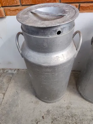 4 Lechera antigua de aluminio