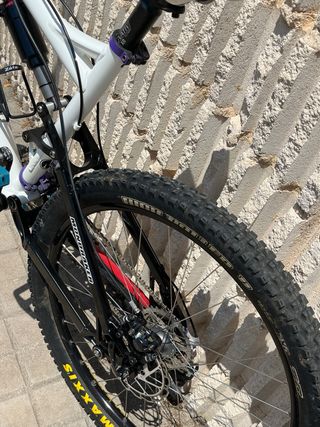 Bicicleta Enduro Mondraker Blanca