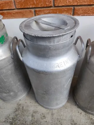 2 Lecheras antiguas de aluminio