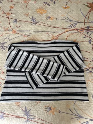 Sudadera chica rayas blancas y negras