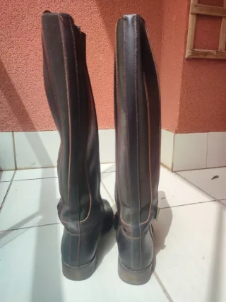 Botas campera con cremallera y elástico.