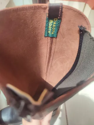 Botas campera con cremallera y elástico.