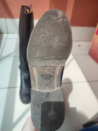 Botas campera con cremallera y elástico.