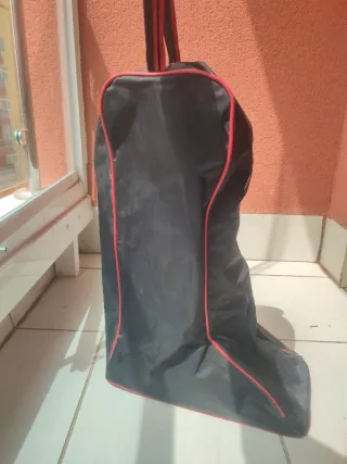 Botas campera con cremallera y elástico.