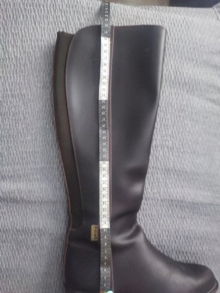 Botas campera con cremallera y elástico.