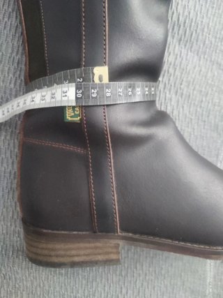 Botas campera con cremallera y elástico.