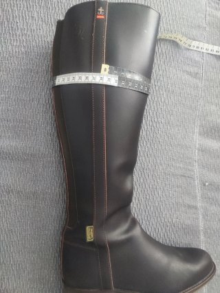 Botas campera con cremallera y elástico.