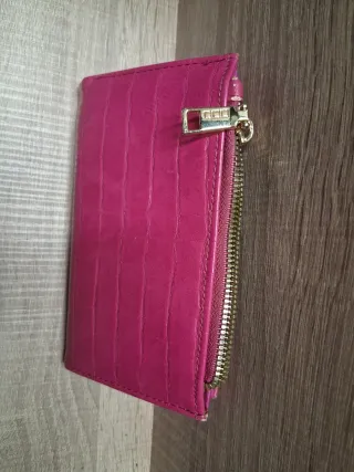 Cartera rosa con textura de cocodrilo